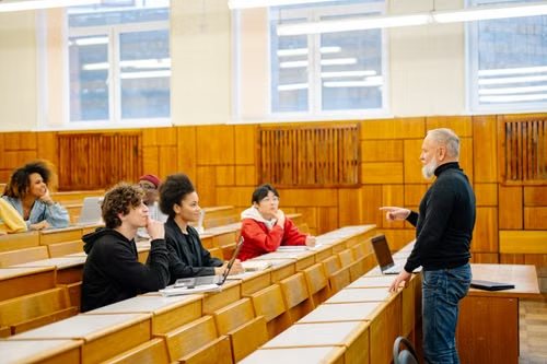Profesor explicando a un grupo de estudiantes de Bachillerato