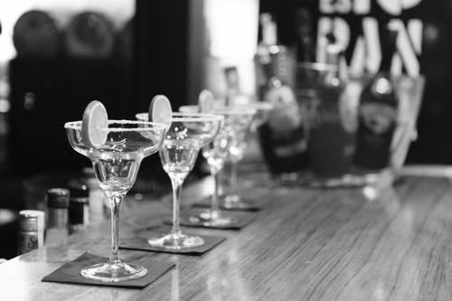 Copas de margarita con rodaja de lima en la barra